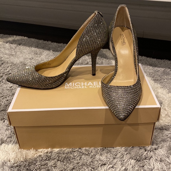 Micheal kors 7.5 Nathalie Flex Black & Gold sparkle pumps - Picture 2 of 8